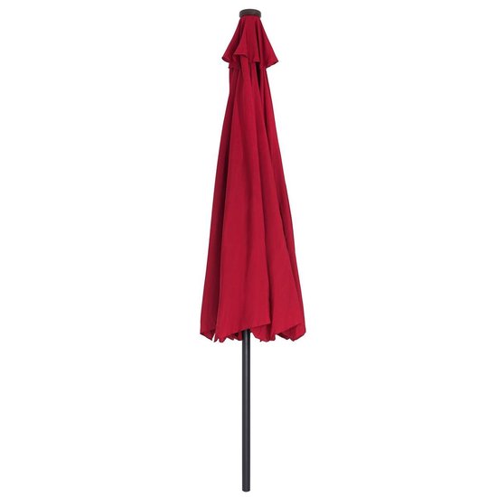 Gesloten rode parasol met donkergrijze paal.