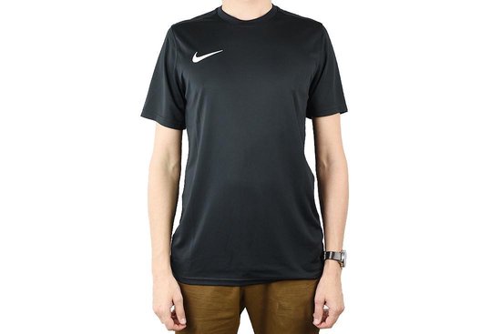 Homme portant un t-shirt de sport noir à manches courtes avec logo Nike blanc, vu de face.