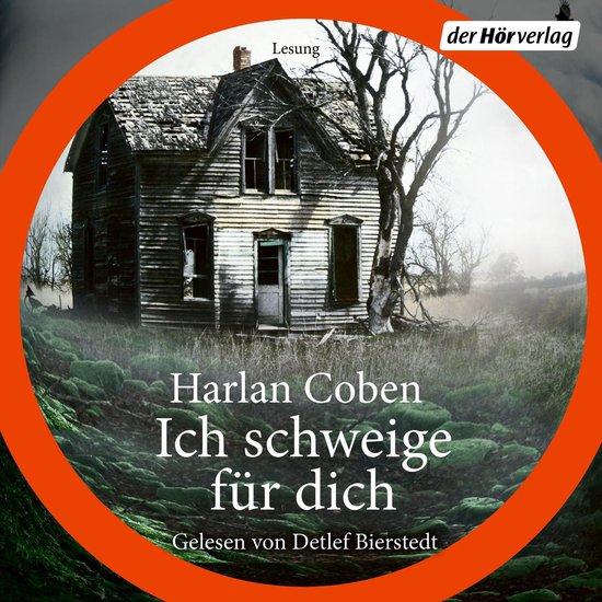 Een verlaten, houten huis met een verweerde gevel, omringd door mos en kale bomen. Titel: "Ich schweige für dich".