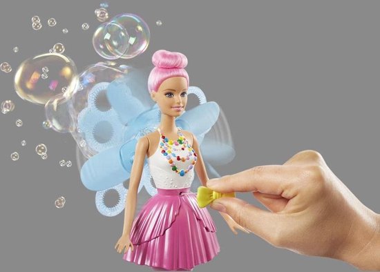 Barbie Dreamtopia zeemeermin met roze haar, witte top, roze rok en vleugels, terwijl bubbels worden geblazen.