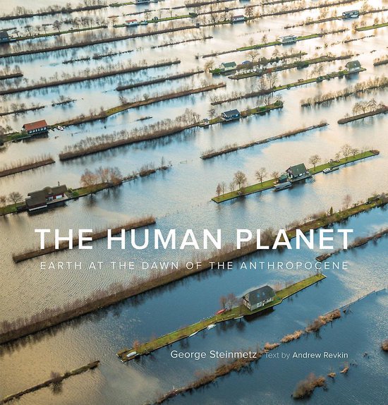 Boekomslag 'The Human Planet', met luchtfoto van huizen op lange stroken land in overstroomd gebied.