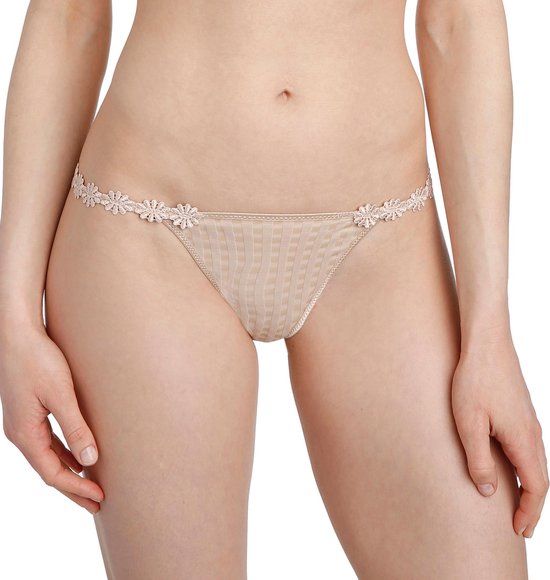 Nude string met bloemenrand en ruitjespatroon op de voorkant.