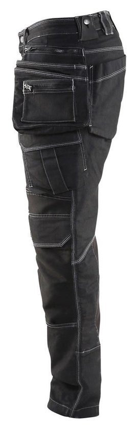 Zwarte werkbroek met veel zakken en witte stiksels, zijkant zichtbaar.