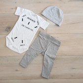 Baby cadeau geboorte unisex jongen of Meisje Setje 3-delig newborn | maat 62-68 | grijs mutsje en broekje en romper korte mouw wit met zwarte tekst  jullie kunnen het | Bodysuit |