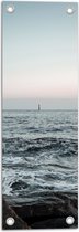 WallClassics - Tuinposter – Golven over de Zee onder Zachte Lucht - 20x60 cm Foto op Tuinposter (wanddecoratie voor buiten en binnen)