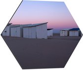 WallClassics - Dibond Hexagon - Witte Huisjes op Strand met Roze Lucht - 50x43.5 cm Foto op Hexagon (Met Ophangsysteem)