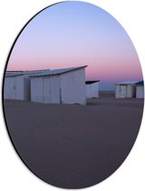 WallClassics - Dibond Ovaal - Witte Huisjes op Strand met Roze Lucht - 21x28 cm Foto op Ovaal (Met Ophangsysteem)