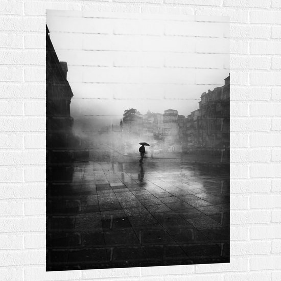 WallClassics - Muursticker - Man met Paraplu alleen over Straat - Zwart Wit - 80x120 cm Foto op Muursticker