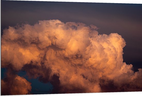 WallClassics - Dibond - Zachte Wolken door Donkere Lucht - 120x80 cm Foto op Aluminium (Wanddecoratie van metaal)