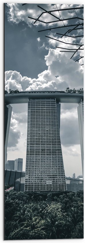 WallClassics - Dibond - Marina Bay Sands Hotel - Singapore - 30x90 cm Foto op Aluminium (Met Ophangsysteem)