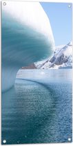 WallClassics - Tuinposter – IJsbergen boven het Water - 50x100 cm Foto op Tuinposter (wanddecoratie voor buiten en binnen)