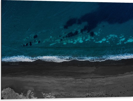 WallClassics - Dibond - Zee bij Zwarte Strand - 80x60 cm Foto op Aluminium (Wanddecoratie van metaal)