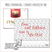 Kaartkadootje Merci -> Lekkers bij de thee - No:01 (Merci Chocolade - Wat lekkers bij de thee, Stippen, rode letters) - LeuksteKaartjes.nl by xMar