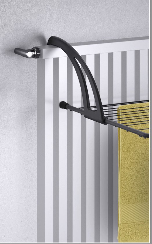 Detail van een matzwart ophangbaar droogrek dat aan een radiator hangt, met een gele handdoek.