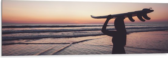 Dibond - Silhouet van Surfer met Bord op Hoofd bij Zonsondergang - 150x50 cm Foto op Aluminium (Met Ophangsysteem)