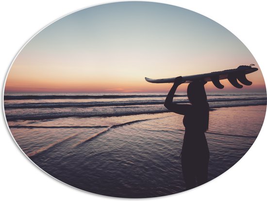 PVC Schuimplaat Ovaal - Silhouet van Surfer met Bord op Hoofd bij Zonsondergang - 68x51 cm Foto op Ovaal (Met Ophangsysteem)