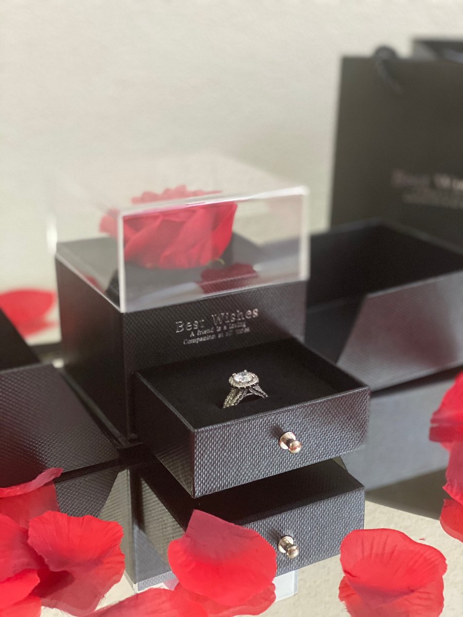 Valentijnsdag roos in luxe sieraden doos