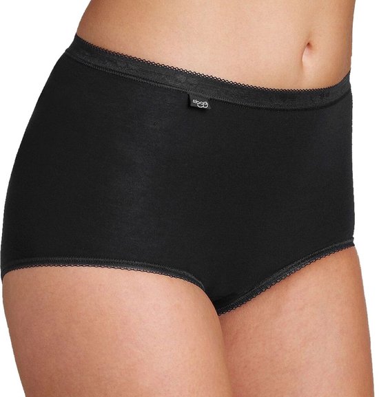 Zwarte Sloggi Maxi slip met kanten bies aan de tailleband en beenopeningen. Van voren gezien.