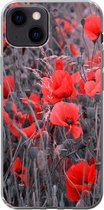 Geschikt voor iPhone 13 hoesje - Rode Klaprozen in een zwart wit afbeelding - Siliconen Telefoonhoesje