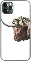 Geschikt voor iPhone 11 Pro Max hoesje - Schotse hooglander - Koe - Rozen - Siliconen Telefoonhoesje