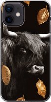 Geschikt voor iPhone 12 hoesje - Schotse hooglander - Bladeren - Goud - Zwart - Siliconen Telefoonhoesje