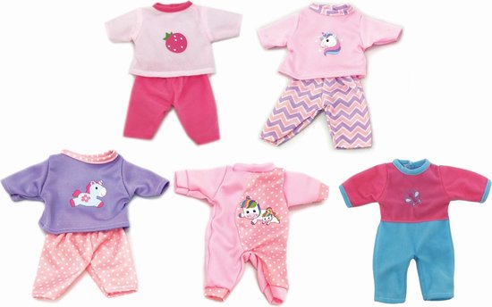 Vijf poppenoutfits: roze pyjama met aardbei, roze met unicorn, paars met unicorn, roze jumpsuit met print, roze met blauwe broek en vlinder.