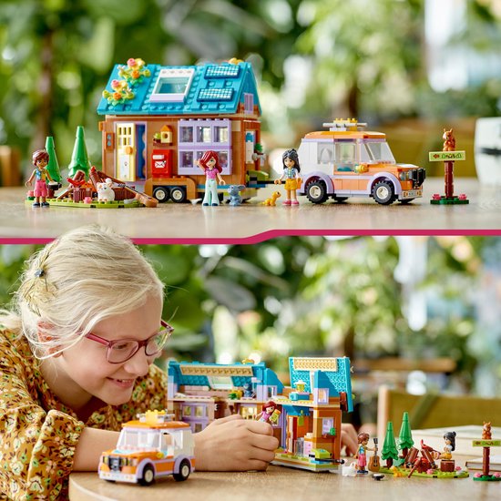 Boven: LEGO Friends kampeer set met caravan, huisje, poppetjes en dieren. Onder: kind bouwt LEGO Friends.
