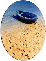 WallClassics - Dibond Ovaal - Voetstappen in het Zand bij Blauwe Boot aan het Water - 42x56 cm Foto op Ovaal (Met Ophangsysteem)