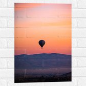 Muursticker - Heteluchtballon boven Berg tijdens Zonsondergang in Turkije - 40x60 cm Foto op Muursticker