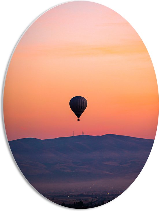 PVC Schuimplaat Ovaal - Heteluchtballon boven Berg tijdens Zonsondergang in Turkije - 42x56 cm Foto op Ovaal (Met Ophangsysteem)
