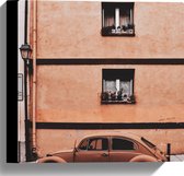 WallClassics - Canvas - Roestkleurige Kever Auto geparkeerd voor Gebouw - 30x30 cm Foto op Canvas Schilderij (Wanddecoratie op Canvas)