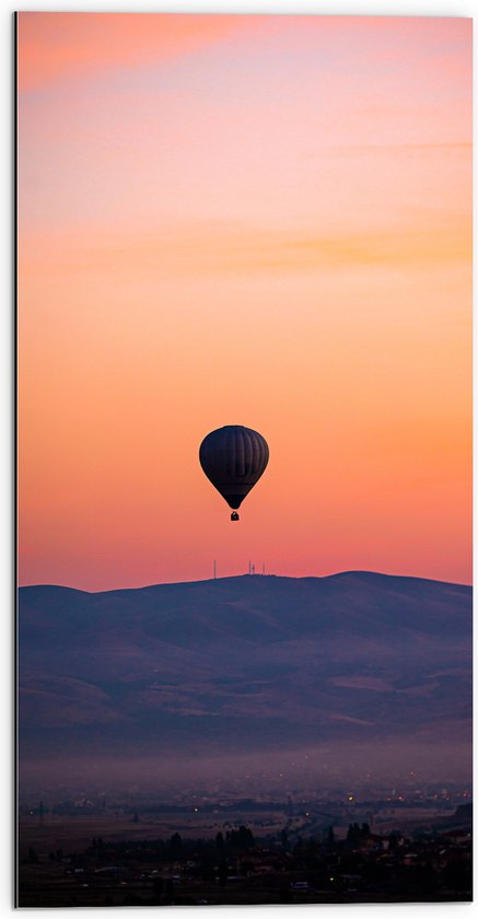 Dibond - Heteluchtballon boven Berg tijdens Zonsondergang in Turkije - 50x100 cm Foto op Aluminium (Wanddecoratie van metaal)