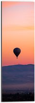 Dibond - Heteluchtballon boven Berg tijdens Zonsondergang in Turkije - 20x60 cm Foto op Aluminium (Wanddecoratie van metaal)