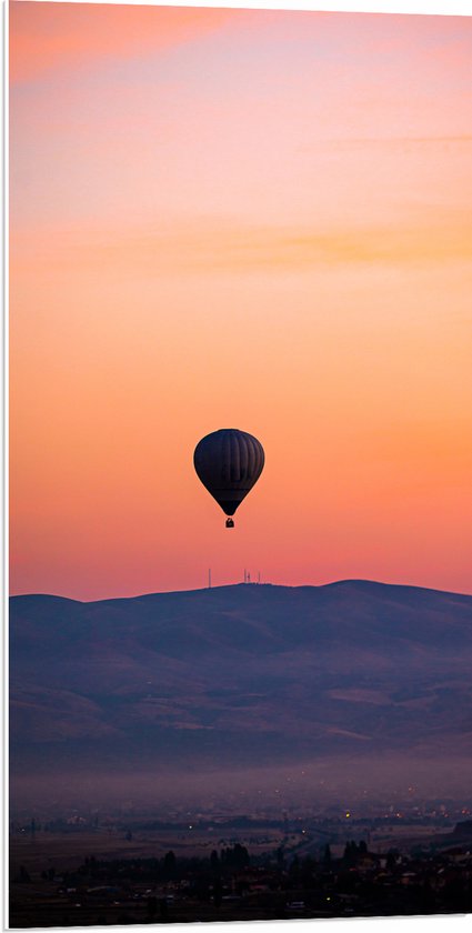 PVC Schuimplaat- Heteluchtballon boven Berg tijdens Zonsondergang in Turkije - 50x100 cm Foto op PVC Schuimplaat