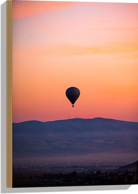 Hout - Heteluchtballon boven Berg tijdens Zonsondergang in Turkije - 40x60 cm - 9 mm dik - Foto op Hout (Met Ophangsysteem)
