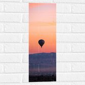 Muursticker - Heteluchtballon boven Berg tijdens Zonsondergang in Turkije - 20x60 cm Foto op Muursticker