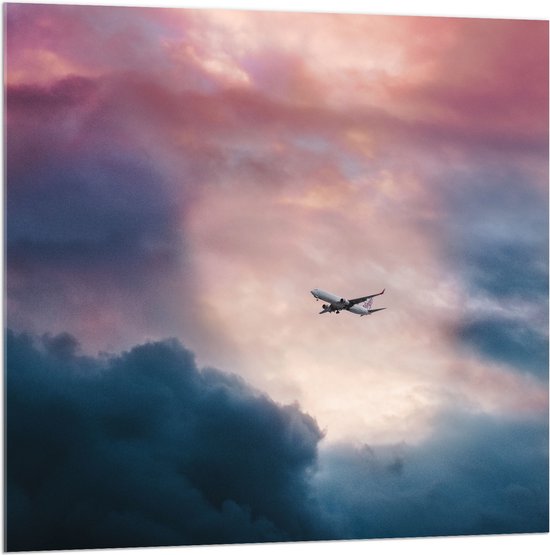 WallClassics - Acrylglas - Vliegtuig tussen Donkere Onweerswolken - 100x100 cm Foto op Acrylglas (Wanddecoratie op Acrylaat)