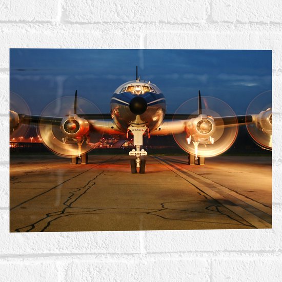 WallClassics - Muursticker - Vooraanzicht van Vliegtuig in de Avond - 40x30 cm Foto op Muursticker