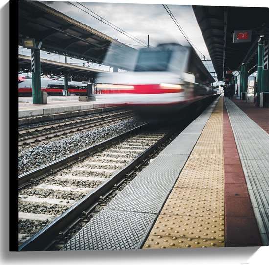 Canvas - Voorbijrazende Trein op Station - 60x60 cm Foto op Canvas Schilderij (Wanddecoratie op Canvas)