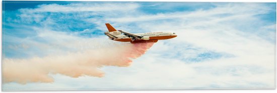 WallClassics - Vlag - Rood met Wit Vliegtuig vliegend Boven Bergen met Oranje Rook - 60x20 cm Foto op Polyester Vlag