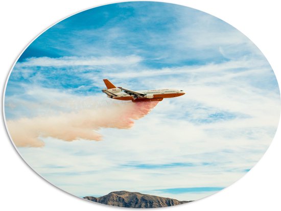WallClassics - PVC Schuimplaat Ovaal - Rood met Wit Vliegtuig vliegend Boven Bergen met Oranje Rook - 56x42 cm Foto op Ovaal (Met Ophangsysteem)