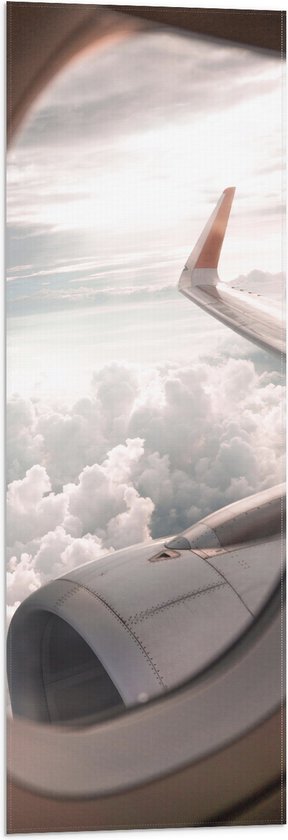 WallClassics - Vlag - Uitzicht vanuit Vliegtuigraam op Vliegtuigvleugel bij Wolkenveld - 30x90 cm Foto op Polyester Vlag