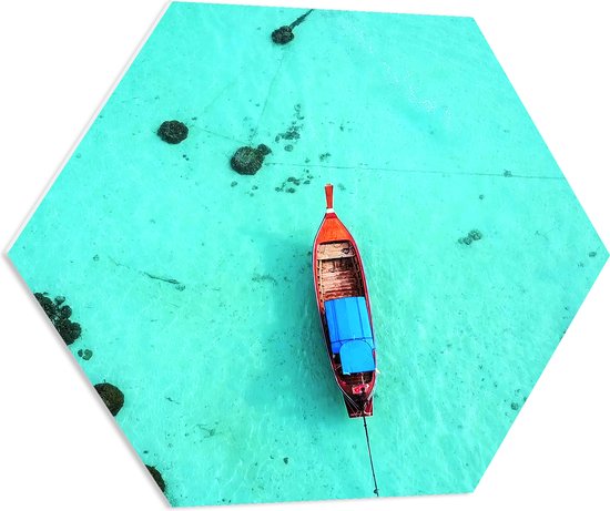 PVC Schuimplaat Hexagon - Bovenaanzicht van Smalle Houten Vissersboot op Helderblauwe Oceaan - 70x60.9 cm Foto op Hexagon (Met Ophangsysteem)