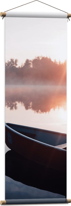 WallClassics - Textielposter - Houten Vissersbootje op meer tijdens Zonsondergang - 40x120 cm Foto op Textiel