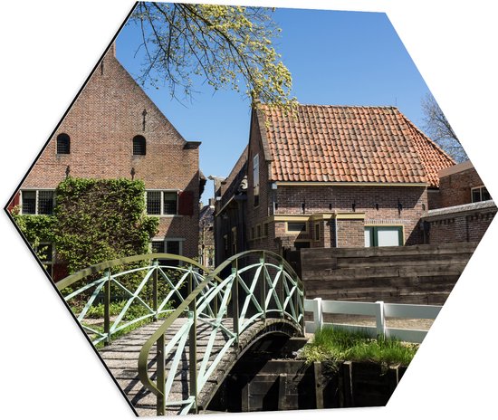 Dibond Hexagon - Bruggetje voor Nederlandse Huizen - 60x52.2 cm Foto op Hexagon (Met Ophangsysteem)