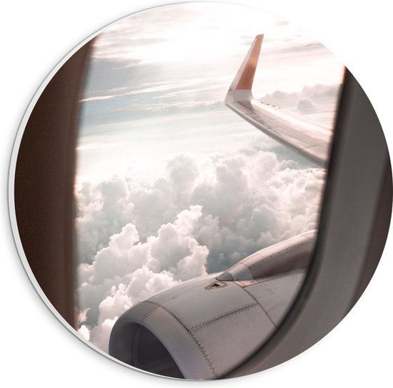 WallClassics - PVC Schuimplaat Muurcirkel - Uitzicht vanuit Vliegtuigraam op Vliegtuigvleugel bij Wolkenveld - 20x20 cm Foto op Muurcirkel (met ophangsysteem)