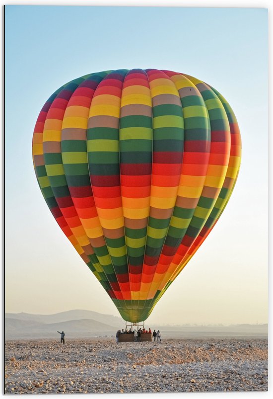 WallClassics - Dibond - Meerkleurige Luchtballon Geland op Woestijn - 70x105 cm Foto op Aluminium (Met Ophangsysteem)