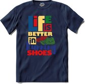 Life Is Better In Running Shoes | Hardlopen - Rennen - Sporten - T-Shirt - Unisex - Navy Blue - Maat 4XL