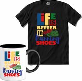Life Is Better In Running Shoes | Hardlopen - Rennen - Sporten - T-Shirt met mok - Unisex - Zwart - Maat L