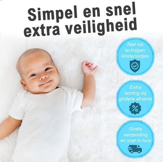 Een Paar Kleine Vaasjes Van Rookgrijs Glas Met Een Gegraveerd En Verzilverd En Verguld Decor Onderaan Gemerkt